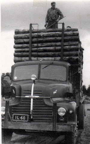 Kuorman purkua valmistelemassa